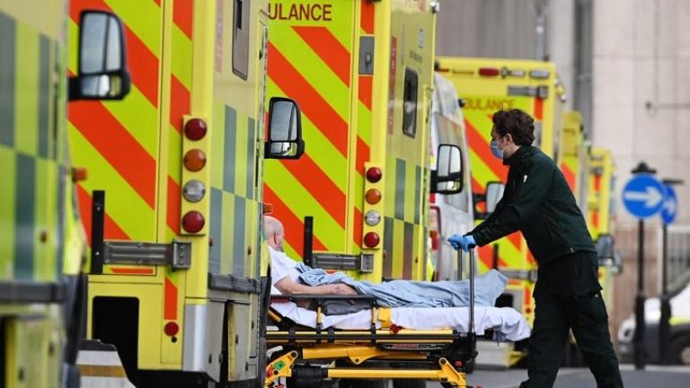 H Βρετανία ανακοίνωσε 14 θανάτους και 129 νοσηλείες εξαιτίας της παραλλαγής Όμικρον