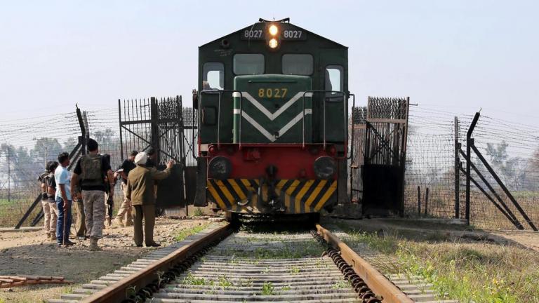  Πακιστάν: Οδηγός αμαξοστοιχίας τέθηκε σε διαθεσιμότητα επειδή σταμάτησε το τρένο στο μέσον του σιδηροδρόμου για να αγοράσει ένα γιαούρτι