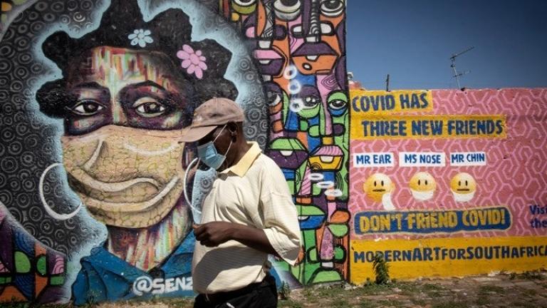 Η παραλλαγή Όμικρον προκαλεί απότομη αύξηση των νέων κρουσμάτων στη Ν. Αφρική