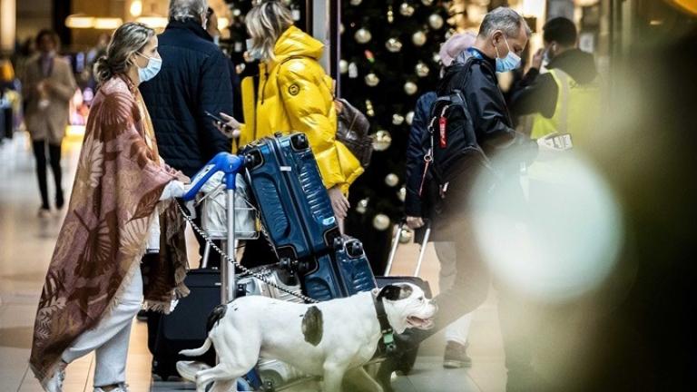 Παραλλαγή Όμικρον: Προκαλεί σχεδόν τριπλάσιες επαναλοιμώξεις - ΠΟΥ: "Πιθανότητα" να χρειαστεί να προσαρμόσουν τα εμβόλια κατά της covid για τη νέα μετάλλαξη