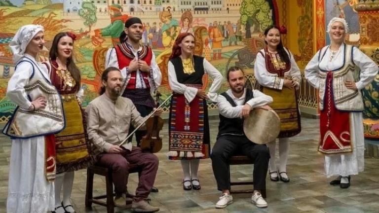 Έλληνες από όλο τον κόσμο ενώθηκαν στο βίντεο «Ένας κόσμος, μια αγάπη, ένας χορός»