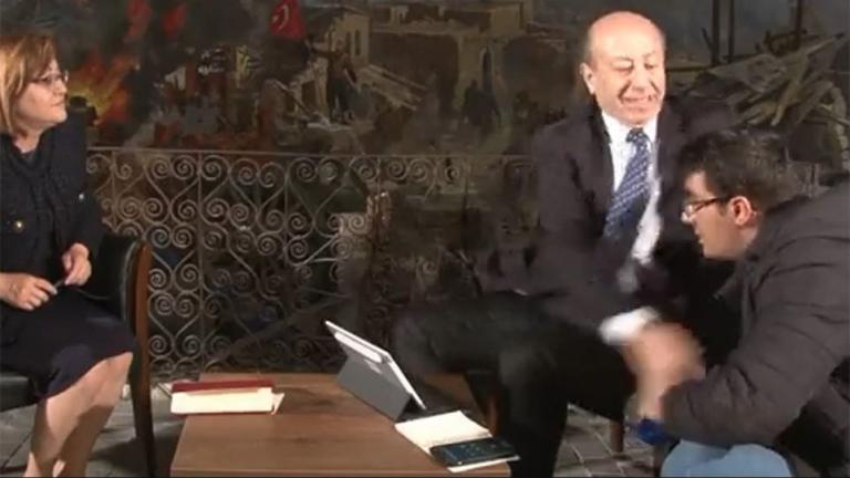 Τουρκία: Δημοσιογράφος χαστουκίζει... on air τεχνικό ήχου (ΒΙΝΤΕΟ)