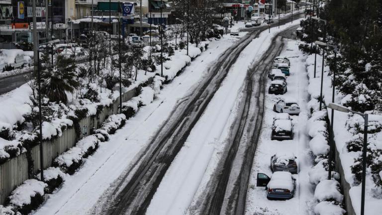 Σε ποια σημεία της Αττικής έχει διακοπεί η κυκλοφορία λόγω χιονόπτωσης και σε ποια διεξάγεται με αντιολισθητικές αλυσίδες