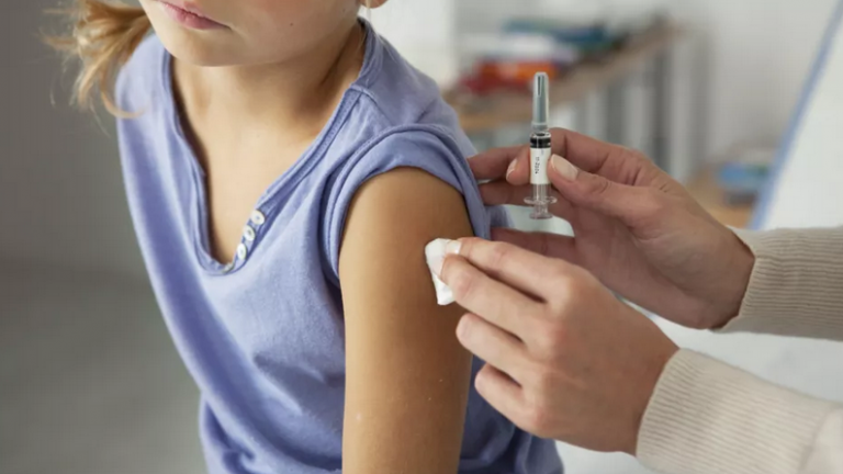 Εμβολιασμός παιδιών: Aλλαγές στα ραντεβού λόγω της κακοκαιρίας «Ελπίς» 