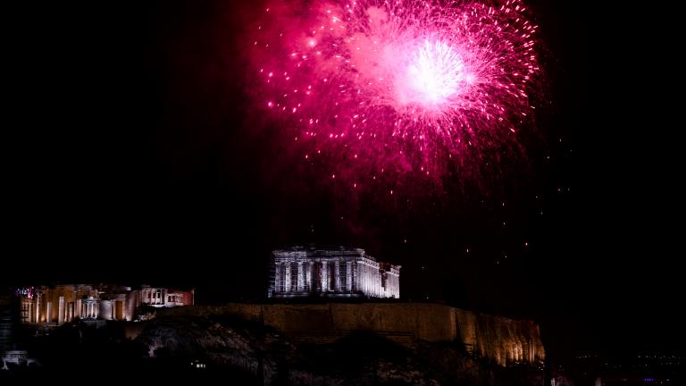 Καλή Χρονιά! Με ελπίδα και αισιοδοξία για το τέλος της πανδημίας υποδέχθηκε η Ελλάδα το 2022