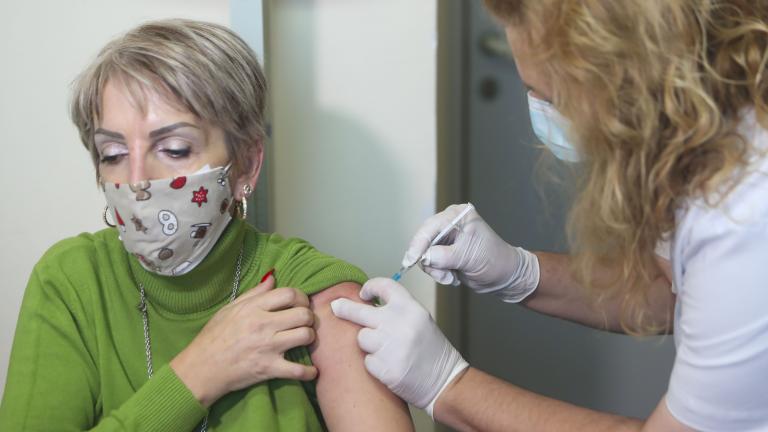 Κλινικές δοκιμές για το υποψήφιο εμβόλιο κατά της παραλλαγής Όμικρον - Πότε θα είναι διαθέσιμο