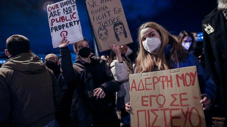 Σύνταγμα: Συγκέντρωση συμπαράστασης στην 24χρονη Γεωργία - «Αδελφή μου εγώ σε πιστεύω»