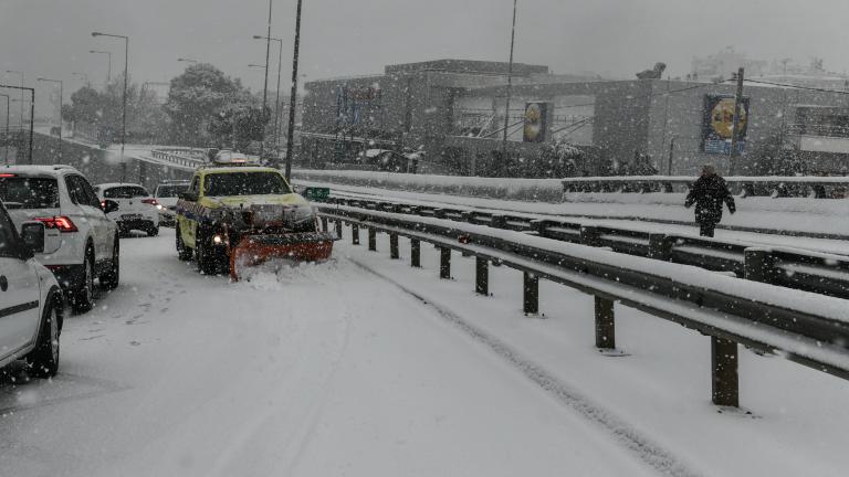 Στη μάχη απεγκλωβισμού οδηγών από την Αττική Οδό ο Στρατός  - Αργία σε δημόσιο και ιδιωτικό τομέα αύριο