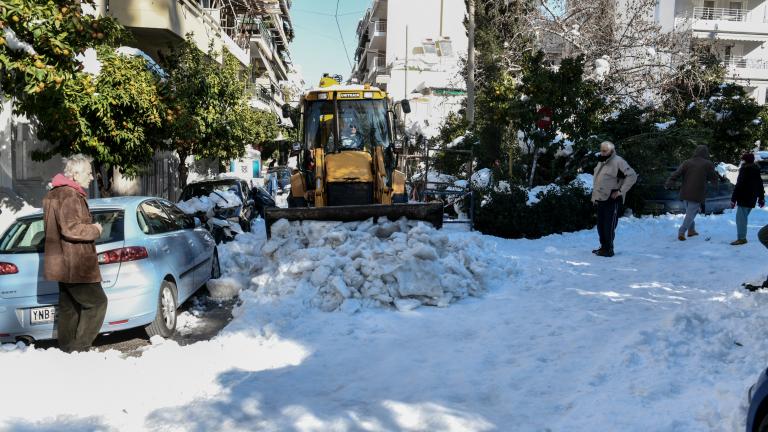 Στη "μάχη" για τη διάνοιξη των δρόμων συνεργεία και εθελοντές - Ενεργοποιήθηκε το 1110