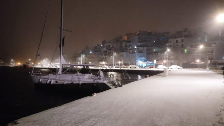 Σφοδρή χιονόπτωση σε Σποράδες και Πήλιο - Στα λευκά και ο Βόλος - 20 εκατ. το χιόνι στη Σκιάθο (ΦΩΤΟ)