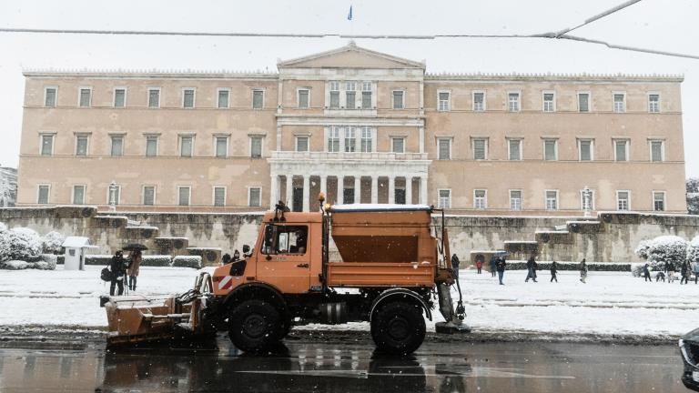 Σε εξέλιξη το 2ο και εντονότερο κύμα της κακοκαιρίας «Ελπίδα» - Χιόνια και στο Σύνταγμα 