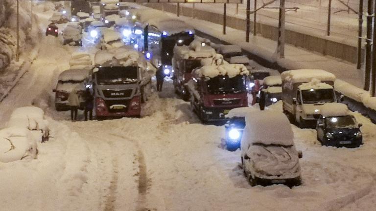 Ολονύχτια επιχείρηση του Στρατού, δυνάμεων της Πυροσβεστικής και της αστυνομίας για τον απεγκλωβισμό των οδηγών από τους δρόμους