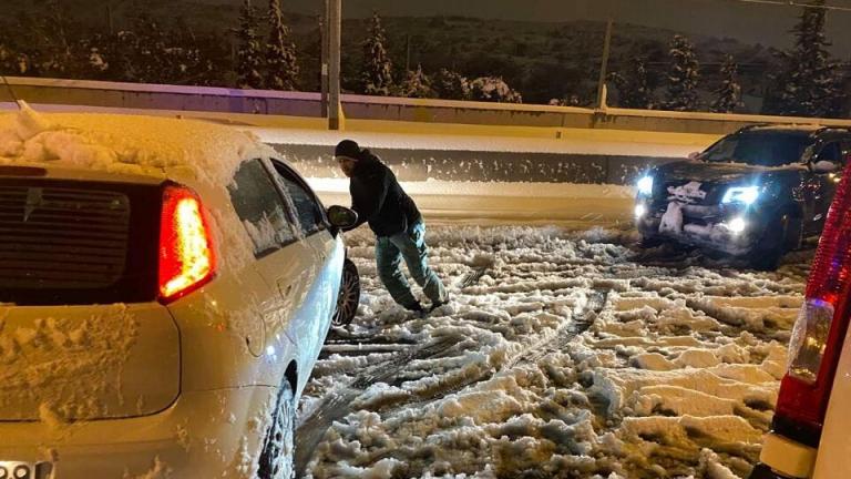 Φωτό από την επιχείρηση του Στρατού και των ΕΚΑΜ για το απεγκλωβισμό οδηγών και ΙΧ από την Αττική Οδό