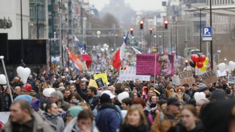 Βρυξέλλες: Ένταση σε ογκώδη διαδήλωση κατά της πανδημίας