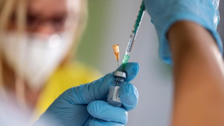 Όταν μη εμβολιασμένοι νιώθουν παρενέργειες του εμβολίου!