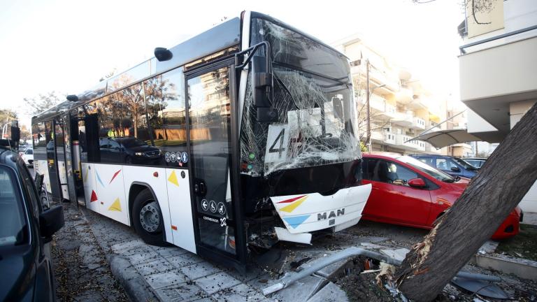 Θεσσαλονίκη: Τρελή πορεία ακυβέρνητου λεωφορείου - Από θαύμα δεν είχαμε θύματα - Ένας τραυματίας (ΦΩΤΟ)