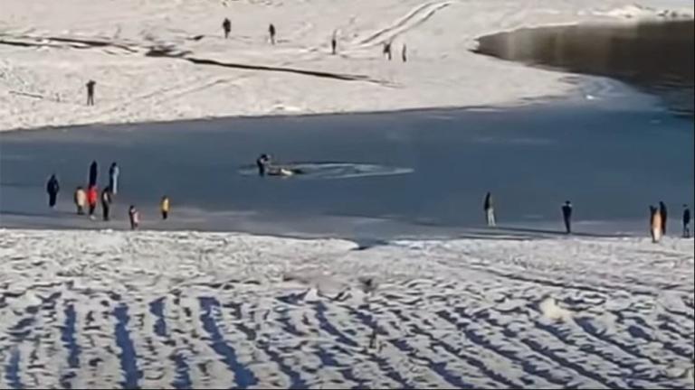 Επικίνδυνοι περίπατοι πάνω στον πάγο της λίμνης Πλαστήρα