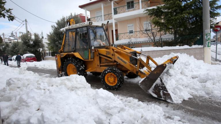 Αττική: Συνεχίζονται οι εκχιονισμοί δρόμων και η απομάκρυνση πεσμένων δέντρων