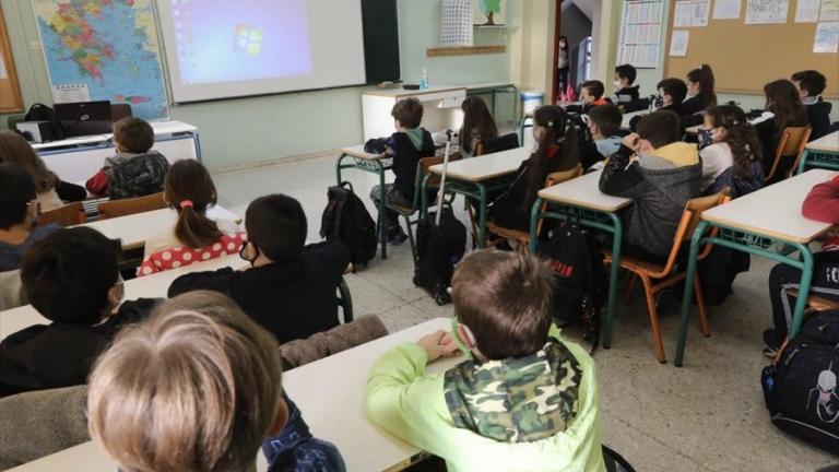 N. Τζανάκης: Ενεργό κρούσμα ένα στα επτά παιδιά - Να παραταθούν οι διακοπές στα σχολεία