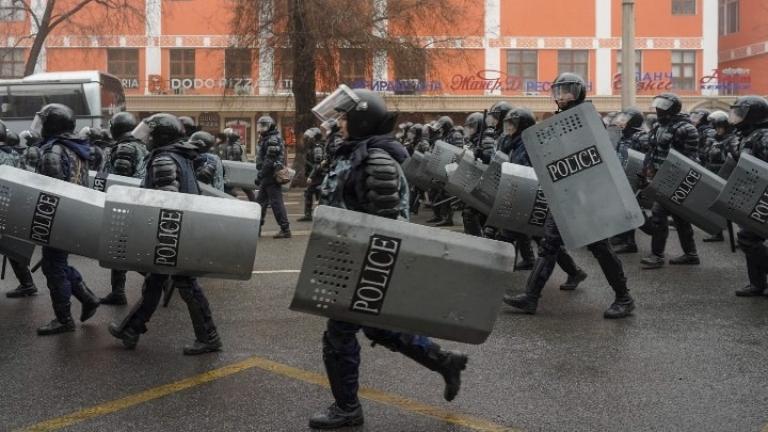 Καζακστάν: Στρατιώτες και αστυνομικοί συλλαμβάνουν οποιονδήποτε κινείται «ύποπτα»