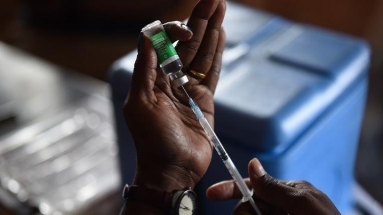 ΕΜΑ: Αμφιβολίες για την ανάγκη χορήγησης μιας τέταρτης δόσης εμβολίου στον γενικό πληθυσμό