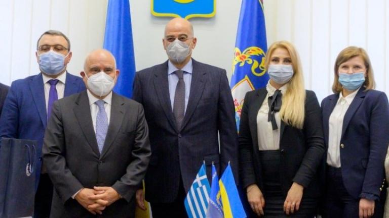 Ουκρανία: Επίσκεψη του Ν. Δένδια στο δημαρχείο της Μαριούπολης - Επαφές με Έλληνες ομογενείς