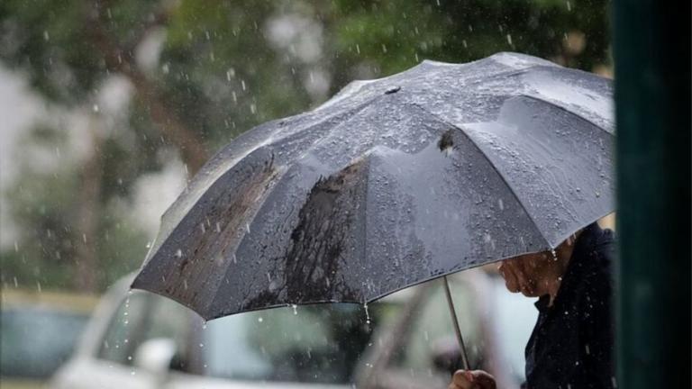 Καιρός (6/2): Βροχές και σποραδικές καταιγίδες αναμένονται αύριο κυρίως στα δυτικά και στο Αιγαίο