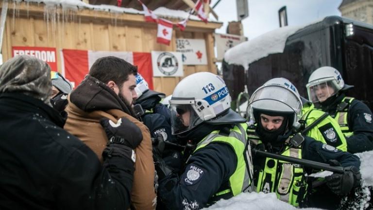 Συνεχίζεται η επιχείρηση της αστυνομίας για να τερματίσει τις διαδηλώσεις στην Οτάβα