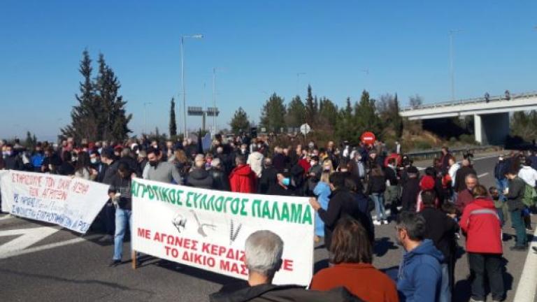 Λάρισα - Μπλόκο Νίκαιας: Αγρότες απέκλεισαν την εθνική οδό