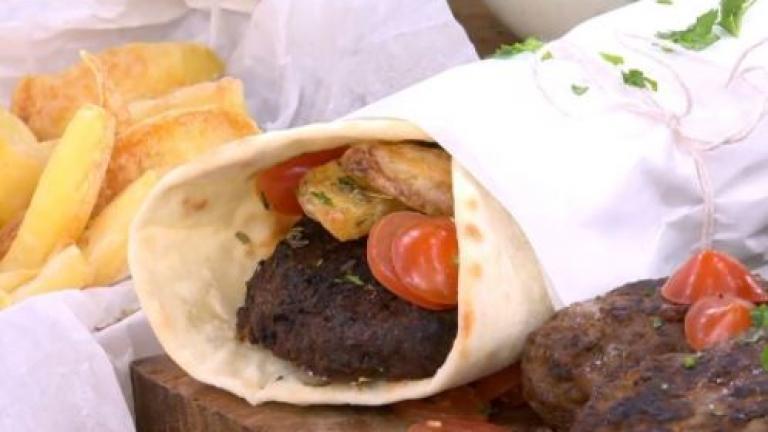 Τυλιχτό με γεμιστό μπιφτέκι από την Κατερίνα Λένη