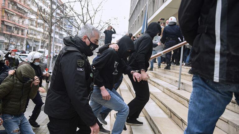 Την ύπαρξη τουλάχιστον ενός ακόμη προσώπου που εμπλέκεται με τη δολοφονική επίθεση στη Θεσσαλονίκη και τον θάνατο του Αλκη Καμπανού, επιβεβαίωσε ο υπουργός Προστασίας του Πολίτη Τάκης Θεοδωρικάκος