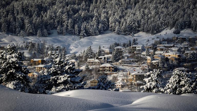 Έντονες χιονοπτώσεις στα Γρεβενά: Κλειστά σχολεία-απαγόρευση κυκλοφορίας στα φορτηγά σε Εγνατία οδό