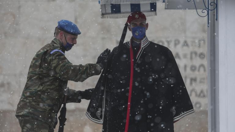 Καιρός 8/2: Ψυχρό μέτωπο θα διασχίσει τη χώρα με πτώση της θερμοκρασίας 10 βαθμών - Χιονοπτώσεις και στην Αττική