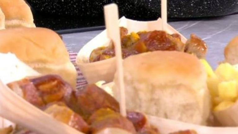 Γερμανικό street food με λουκάνικο και πατάτες τηγανιτές 