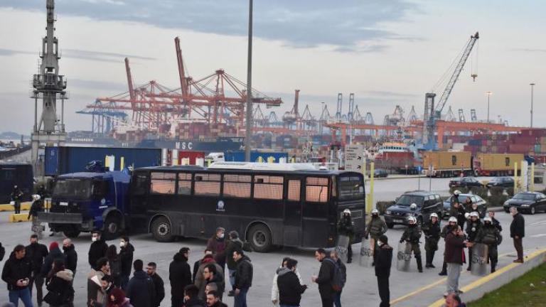 Προειδοποιητική 24ωρη απεργία στην COSCO - Ισχυρή παρουσία των ΜΑΤ στο λιμάνι