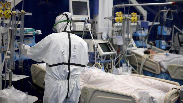 Πανδημία: Μισό εκατομμύριο νεκροί αφότου εντοπίστηκε η παραλλαγή Όμικρον