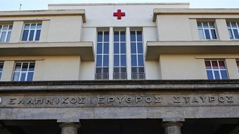 Συναγερμός στον Ερυθρό Σταυρό: Γυναίκα απειλεί να πέσει από την ταράτσα