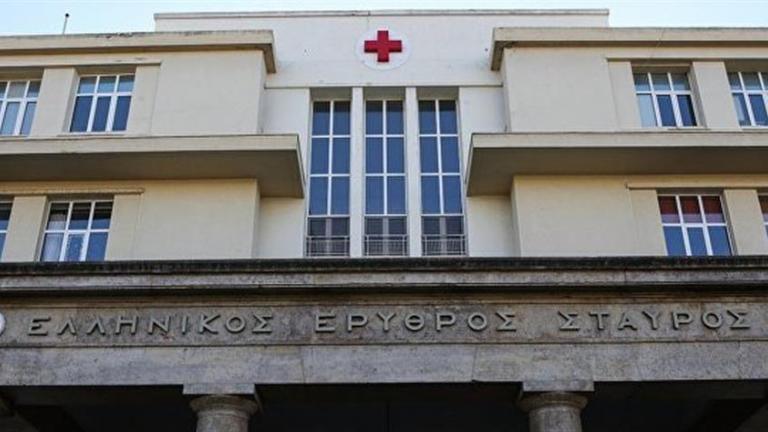 Συναγερμός στον Ερυθρό Σταυρό: Γυναίκα απειλεί να πέσει από την ταράτσα