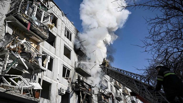 Πόλεμος στην Ουκρανία: Κατάρριψη ρωσικού αεροσκάφους στο Κίεβο - Έπεσε σε εννιαώροφη πολυκατοικία (BINTEO)