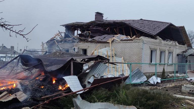 Η Ρωσία ισχυρίζεται ότι το ουκρανικό τάγμα «Αζόφ» χτύπησε με πολλαπλούς εκτοξευτές το χωριό Σαρτανά στη Μαριούπολη