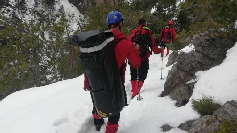 Τα πρώτα στοιχεία δείχνουν πως οι άτυχοι άντρες, προσπαθούσαν να βρουν πάγο για να σκαρφαλώσουν, εκτός των ορίων του χιονοδρομικού κέντρου, σε ένα εξαιρετικά επικίνδυνο σημείο