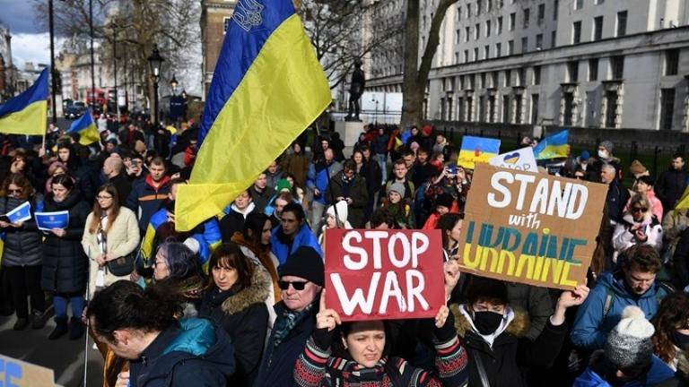 «Σταματήστε αυτήν την τρέλα!» - Διαμαρτυρίες στην Ευρώπη κατά της ρωσικής εισβολής