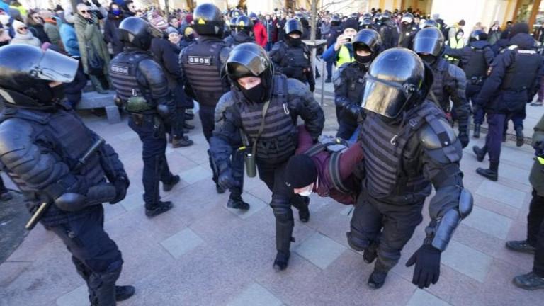 Πάνω από 2.000 οι συλλήψεις διαδηλωτών σήμερα, κατά της εισβολής στην Ουκρανία σε σχεδόν 44 πόλεις της Ρωσίας