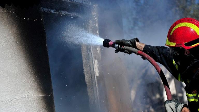 Πυρκαγιά σε γκαράζ οικίας στη Φιλοθέη - Κάηκαν τέσσερα οχήματα