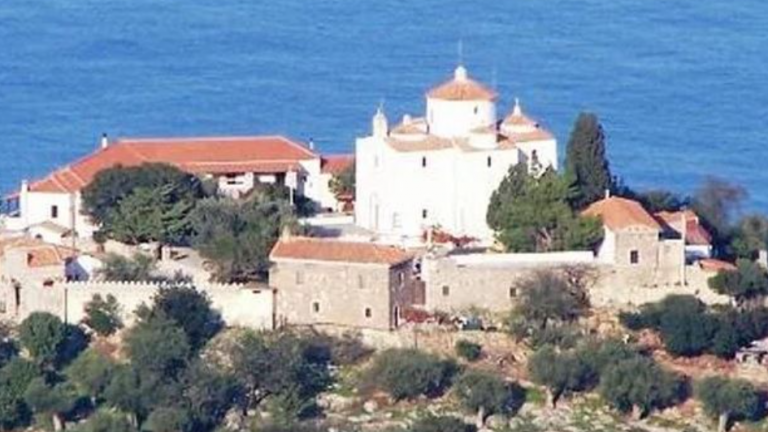 Μοναστήρι Ιέρακος - Με φόντο το Μυρτώο Πέλαγος