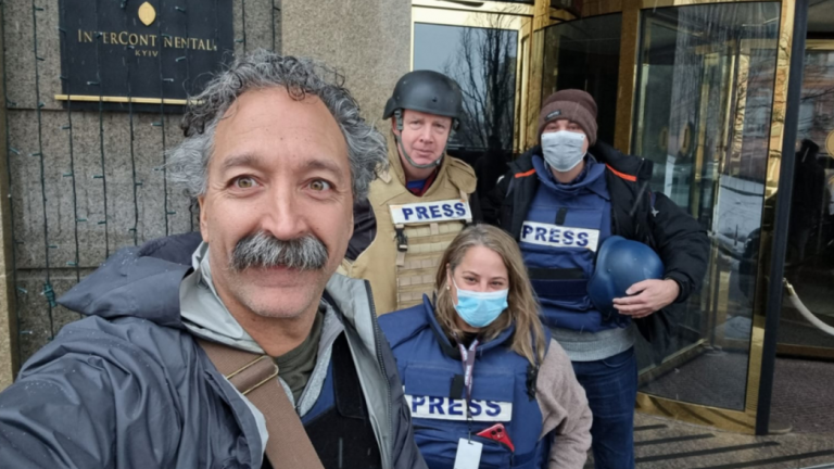 Ο εικονολήπτης του Fox News, Pierre Zakrzewski, αριστερά, φωτογραφίζεται με τον ανταποκριτή Steve Harrigan, δεύτερο από αριστερά, και τους ανώτερους παραγωγούς του χώρου, Yonat Frilling, δεύτερος από τα δεξιά και τον Ibrahim Hazboun, δεξιά, στο Κίεβο της Ουκρανίας. (Fox News)