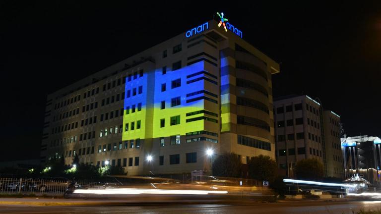 Στα χρώματα της ουκρανικής σημαίας φωτίστηκαν τα κεντρικά γραφεία του ΟΠΑΠ 