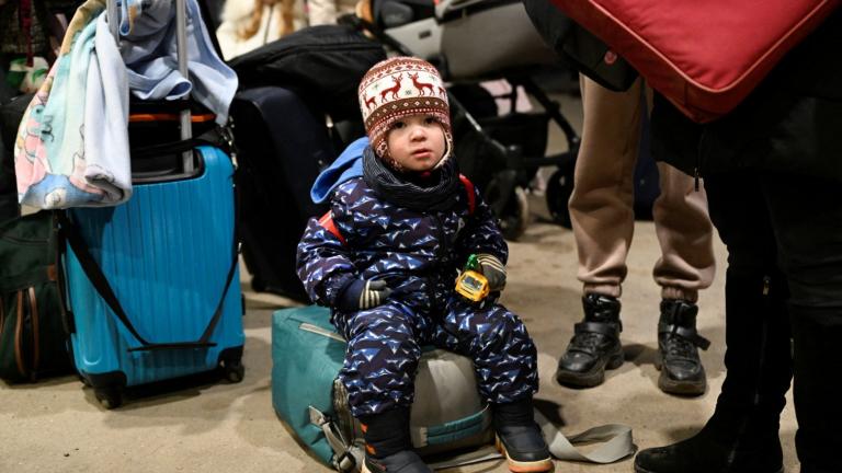 Περισσότερα από 3,3 εκατομμύρια πρόσφυγες έχουν διαφύγει από την Ουκρανία από την έναρξη της ρωσικής εισβολής, ανακοίνωσε η Υπατη Αρμοστεία του ΟΗΕ για τους Πρόσφυγες, ενώ περί τα 6,5 εκατομμύρια έχουν μετακινηθεί εντός της Ουκρανίας.