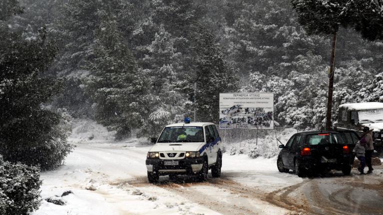 Κακοκαιρία Φίλιππος - Λεωφόρος Χασιάς: Mόνο με αλυσίδες η κίνηση των οχημάτων στο ρεύμα προς Δερβενοχώρια