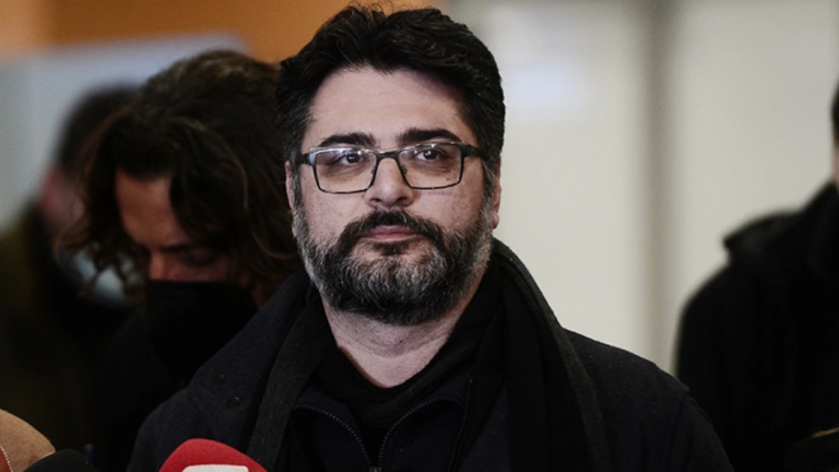 Στο αεροδρόμιο Ελ. Βενιζέλος έφτασε ο Έλληνας πρόξενος στη Μαριούπολη της Ουκρανίας, Μανώλης Ανδρουλάκης